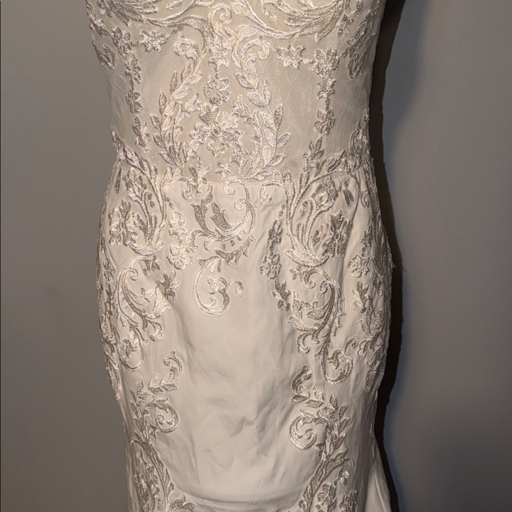 Ivory Lace Bridal Gown - Picture 5 of 16